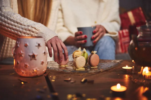 Vrouw met dochter eten koekjes voor kerstdiner — Stockfoto