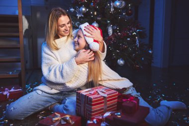 Mutlu aile Noel 'i rahat bir evde geçiriyor.