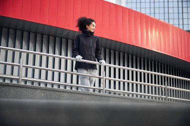 Sporcu kardiyo sırasında soluklanıyor.