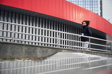 İyi ki kadın binanın etrafında koşuyor.