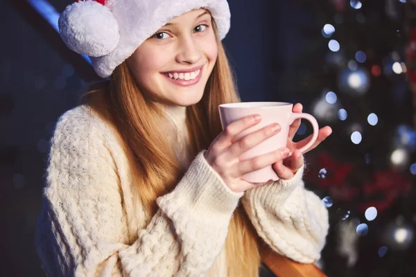 Smiling pretty girl celebrating Christmas with hot chocolate — Stock Photo, Image