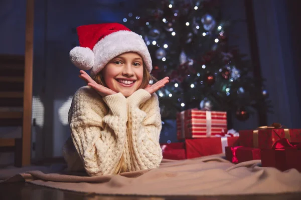 Sorridente bella ragazza godendo vacanze invernali al chiuso — Foto Stock