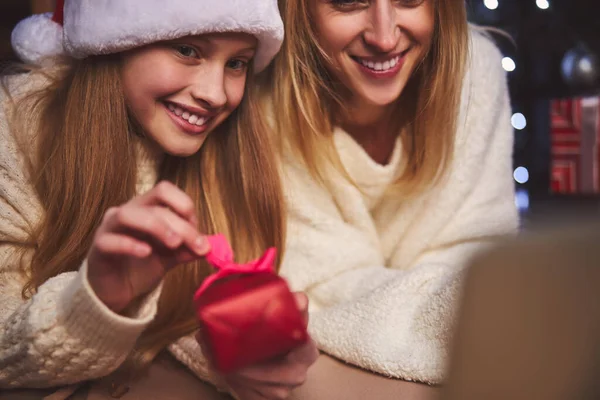 Femme joyeuse se préparant pour Noël avec sa fille — Photo