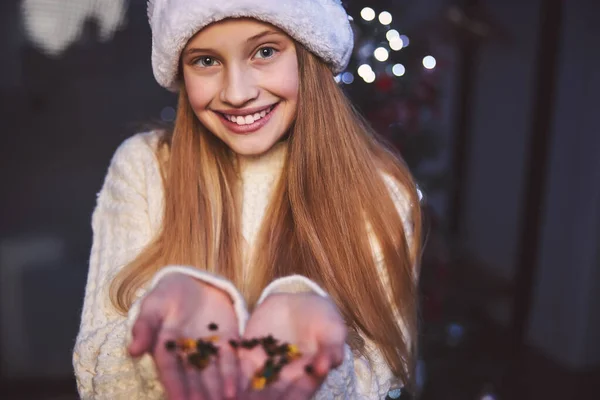 Glad vinter semester av söt flicka hemma — Stockfoto