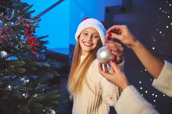 Веселая девочка-подросток украшает дом перед Рождеством — стоковое фото
