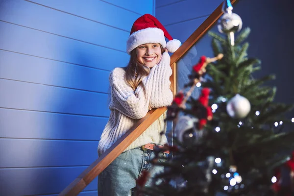 Leende söt flicka glädjande vid vacker julgran — Stockfoto