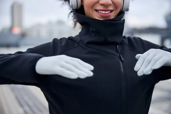 Deportista con las manos levantadas frente al pecho — Foto de Stock