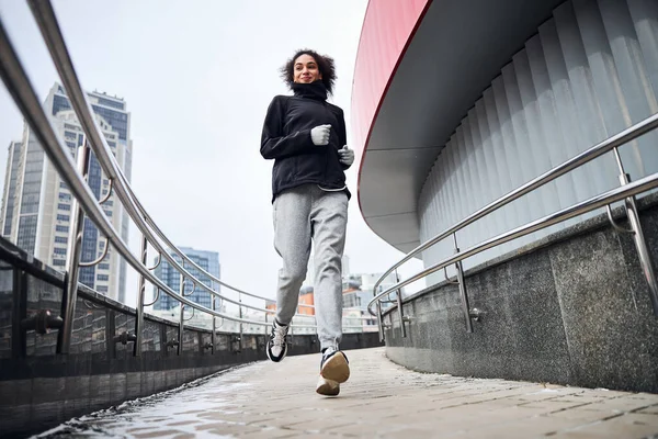 Heyecanlı sporcu kadın meyilli bir yolda koşuyor. — Stok fotoğraf