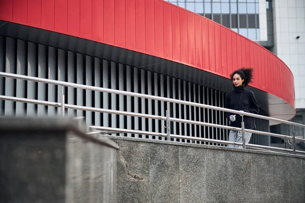 Deportista está corriendo rápido más allá del edificio —  Fotos de Stock