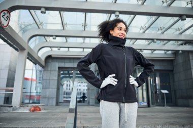 Merdivenlerin başında mutlu bir kadın.