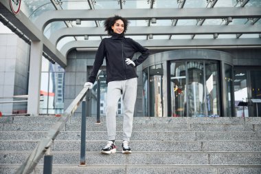 Bir eli elinde bir kadın