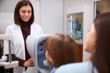 Göz testi prosedürünü yapan pozitif bir doktor.