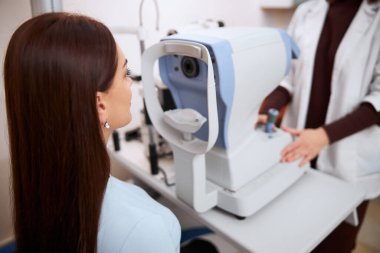 Kafasını çenesinden ayıran kadın.