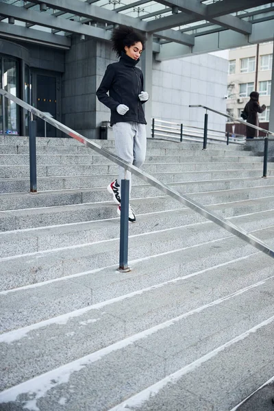 Atlet taş merdivenlerden iniyor. — Stok fotoğraf