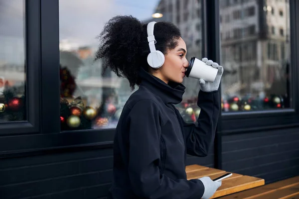 Donna che prende una pausa caffè su una terrazza caffè — Foto Stock