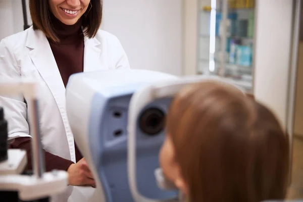 Médecin féminin qui vérifie les yeux d'un enfant — Photo