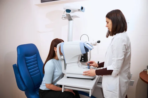 Ophthalmologist doing an eye check on an autorefractor — Stock Photo, Image