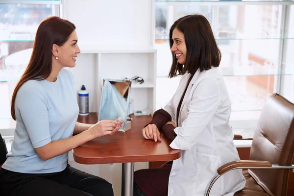 Ärztin hört sich die Frage ihres Mandanten an — Stockfoto