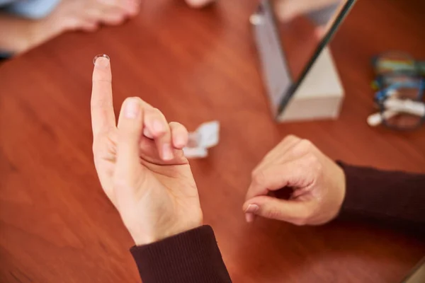 Kontaktlinse auf einer Fingerspitze — Stockfoto