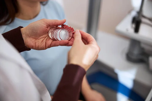 Augenarzt wählt die richtige Linse zur Kontrolle — Stockfoto