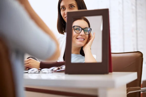 Kundin bewundert ihr Aussehen mit modischer Brille — Stockfoto