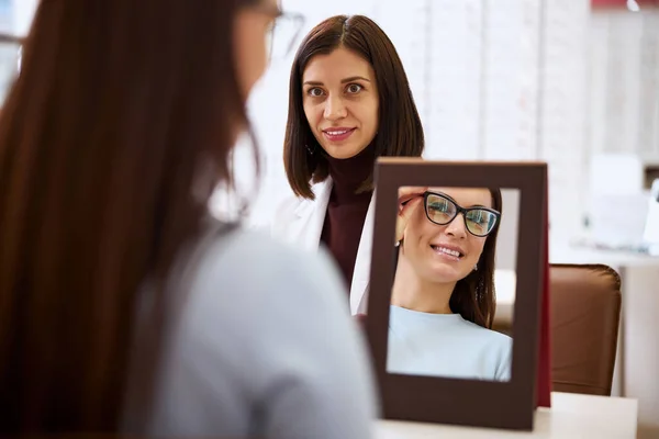 Zelfverzekerde dame haalt de bril naar beneden. — Stockfoto