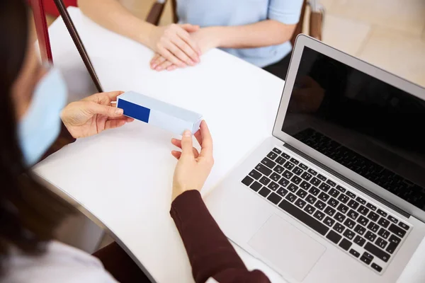 Weiße und blaue Box mit Objektiven in der Nähe des Laptops — Stockfoto