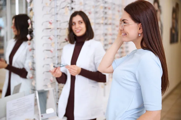 Cliente inspeccionando su apariencia en un espejo de pared — Foto de Stock