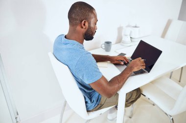 Çalışkan adam bir klavyede daktilo kullanıyor.