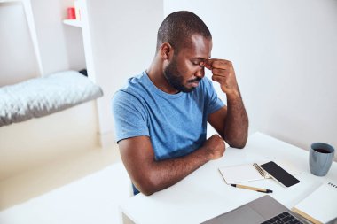 İnsanoğlu zor bir sorunu düşünüyor.