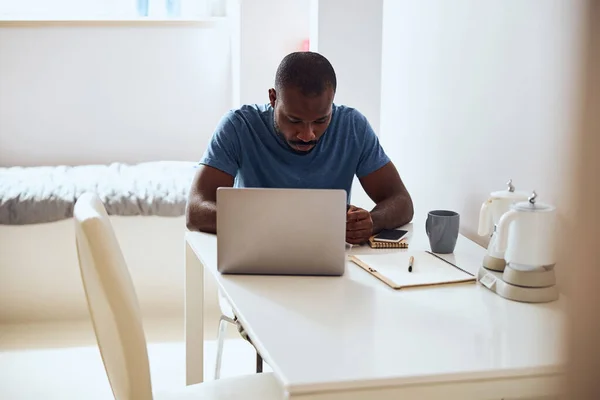 Hombre afroamericano enfocado trabajando en la mesa — Foto de Stock