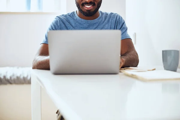 Freelancer operando un portátil mientras realiza una tarea de trabajo —  Fotos de Stock