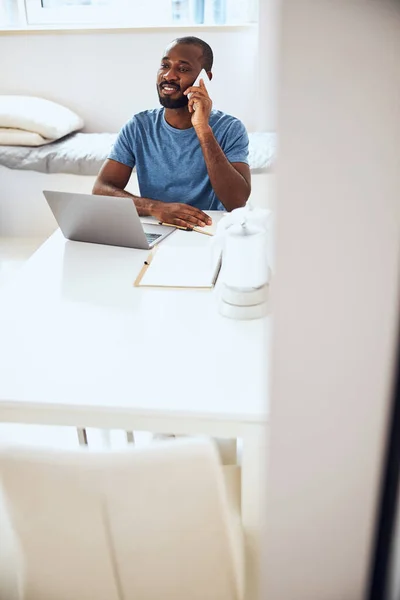 Empresario teniendo una llamada de negocios en su apartamento —  Fotos de Stock