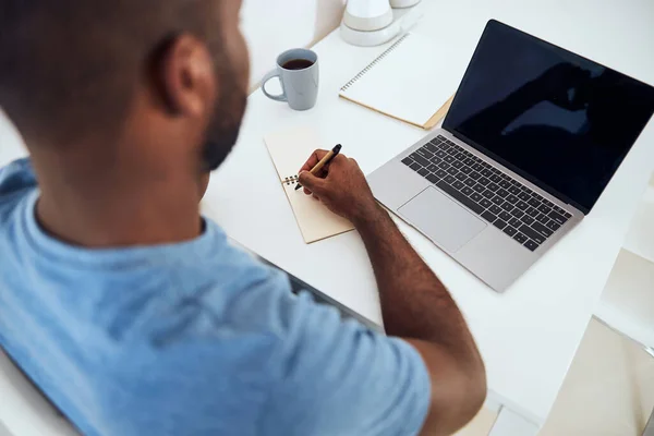 Empleado escribiendo un mensaje en un pequeño bloc de notas —  Fotos de Stock