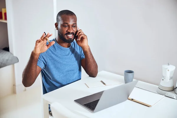 Levendige ondernemer geeft uitleg op een telefoontje — Stockfoto