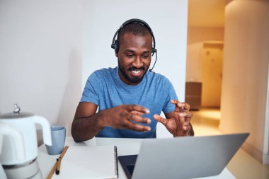 İşletme uzmanı heyecanla fikirlerini meslektaşlarıyla paylaşıyor.