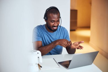 Girişimci açıklama yapıyor ve ekranı işaret ediyor