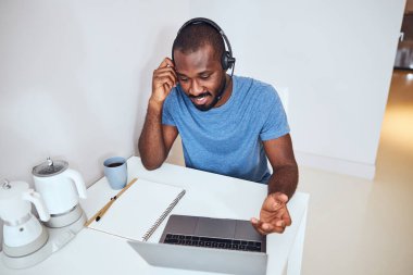 Serbest çalışan biri mikrofona soru soruyor.