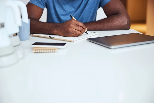 Hombre adulto usando un bolígrafo para escribir en un bloc de notas —  Fotos de Stock