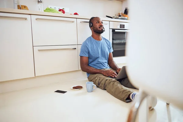 Werknemer op een vloer die nadenkt over zijn werk — Stockfoto