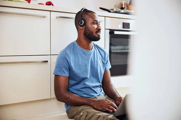 El hombre multirracial está mirando a un lado. —  Fotos de Stock