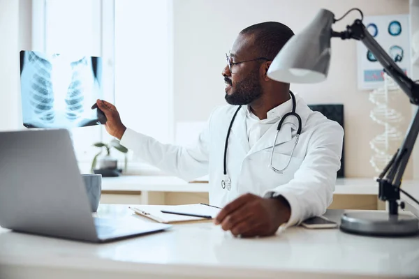 El profesional médico está estudiando la radiografía de tórax. —  Fotos de Stock