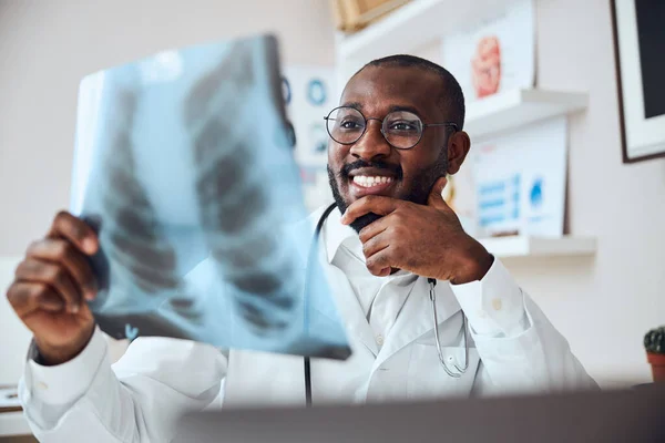 Médico sonriente siendo optimista sobre el diagnóstico del paciente — Foto de Stock