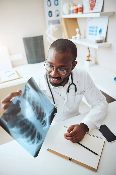 Arzt bei der Untersuchung eines Röntgenbildes der Brust — Stockfoto