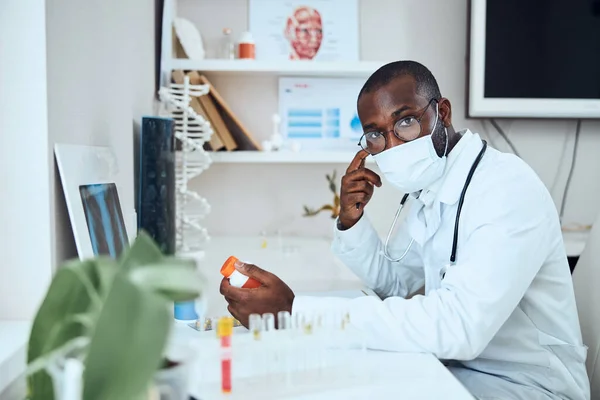 Doctor demostrando que debe pensar en la prescripción — Foto de Stock