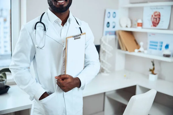 Ervaren medische persoon met een klembord met papieren — Stockfoto