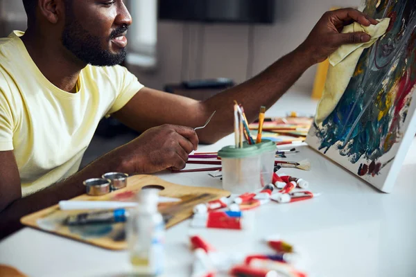 ラグで絵に触れる多人種の芸術家 — ストック写真