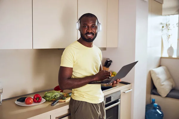 Homem está se distraindo de seu laptop — Fotografia de Stock