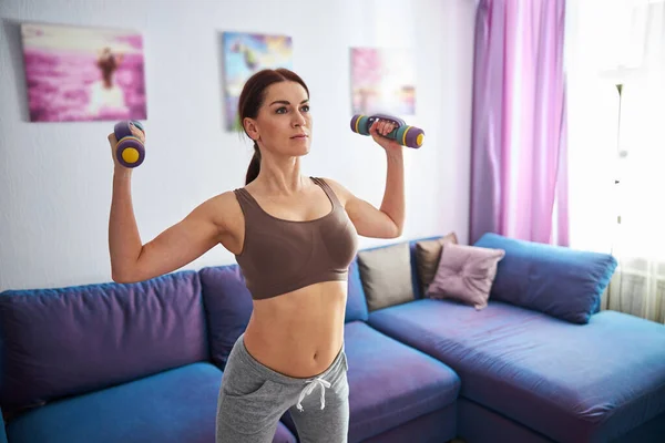 Passform kvinnlig träning med vikter hemma — Stockfoto