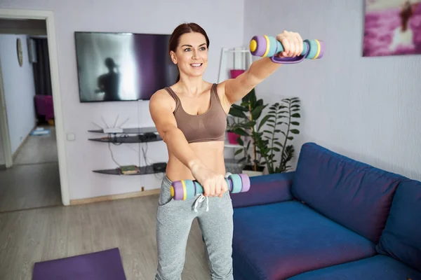 God söt kvinna tränar axlar hemma — Stockfoto